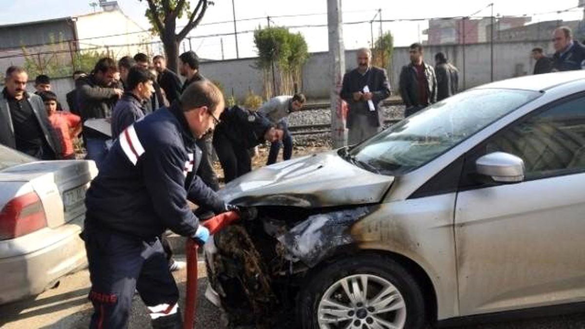 Batman\'da Park Halindeki Otomobil Alev Aldı