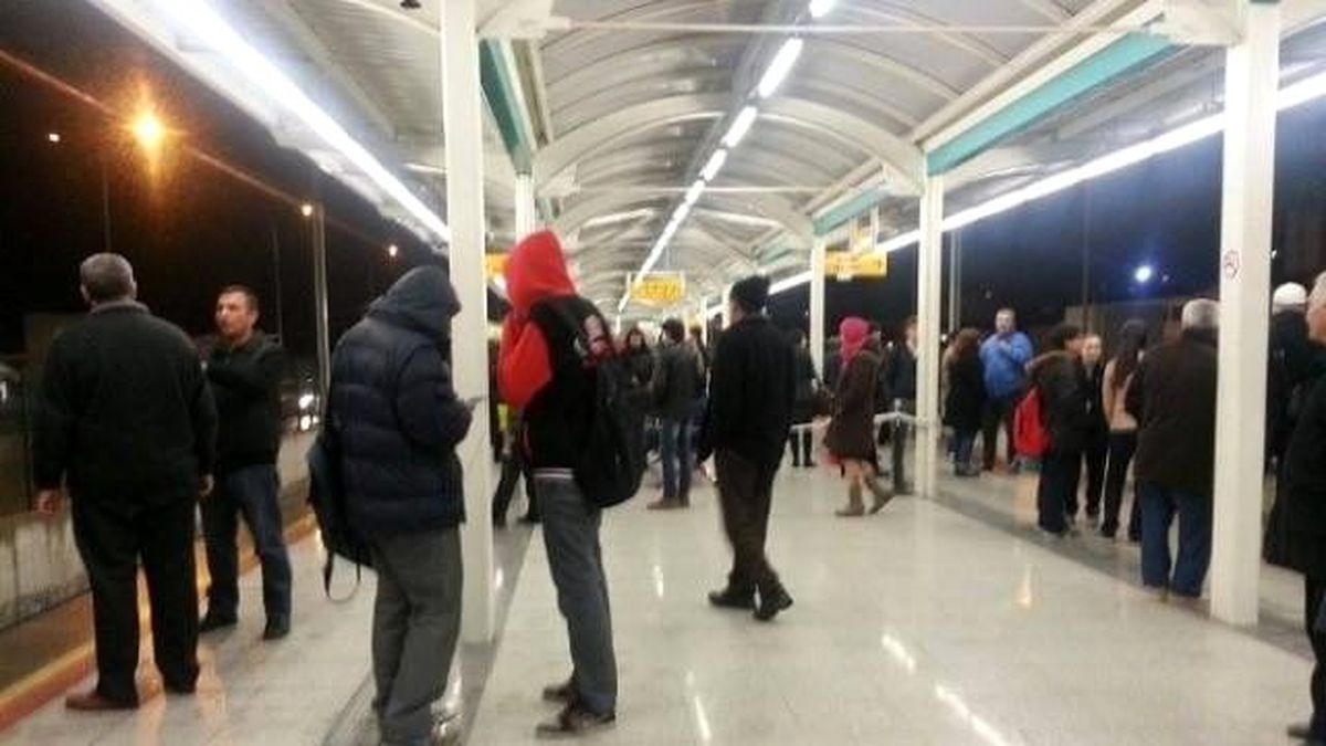 Bursaray\'da Eski Vagonlar Yüzünden Binlerce Kişi Yolda Kaldı