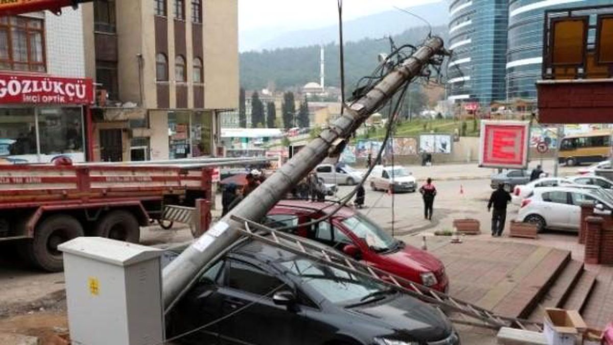 Elektrik Direği Devrildi, İşçi Yaralandı