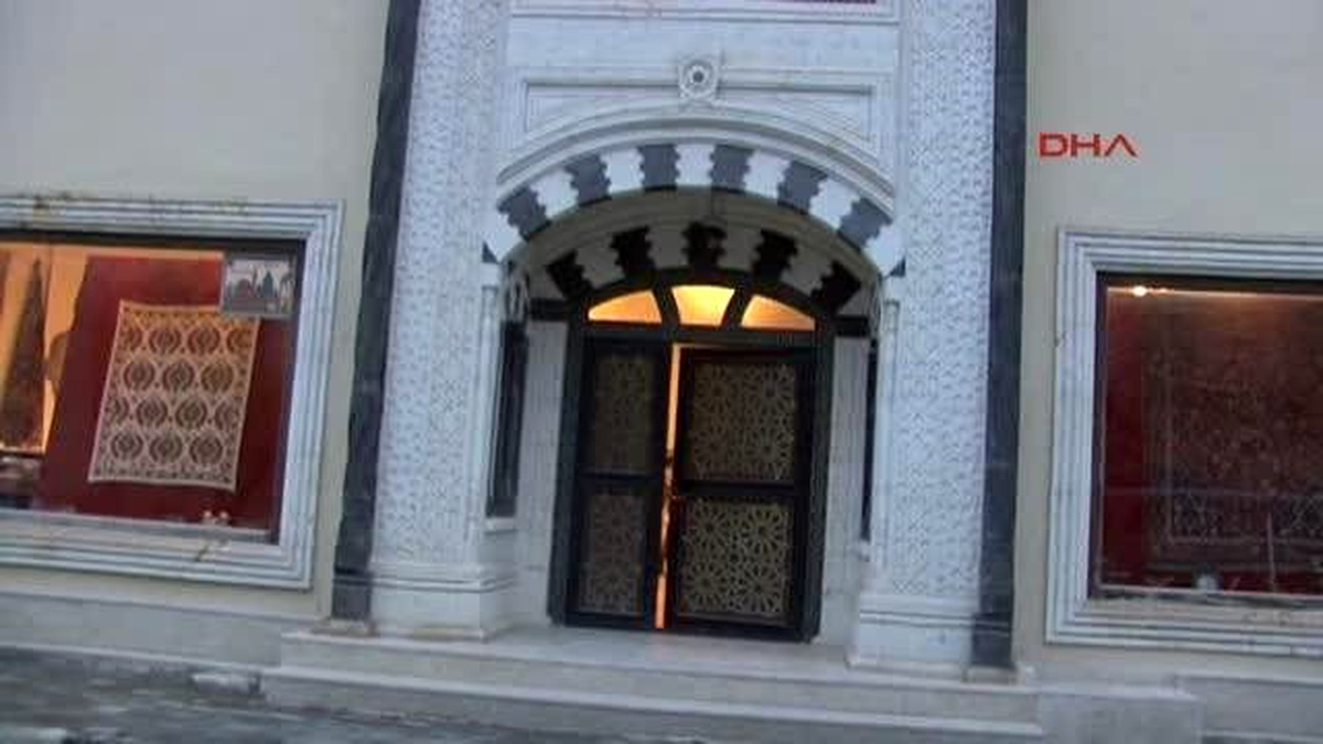 İstanbul Valiliği\'ne Ait 120 Metrelik Halı, Aksaray\'da Restore Edildi