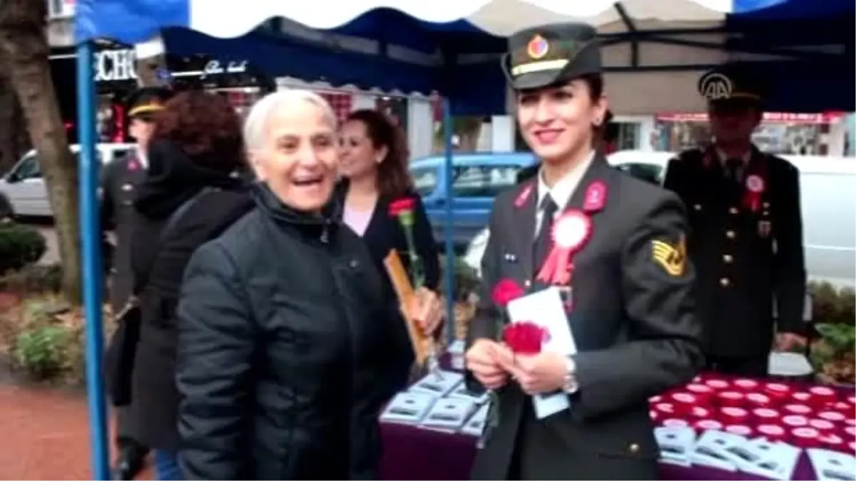 Jandarma Kadına Yönelik Şiddete Dikkat Çekmek İçin Karanfil Dağıttı