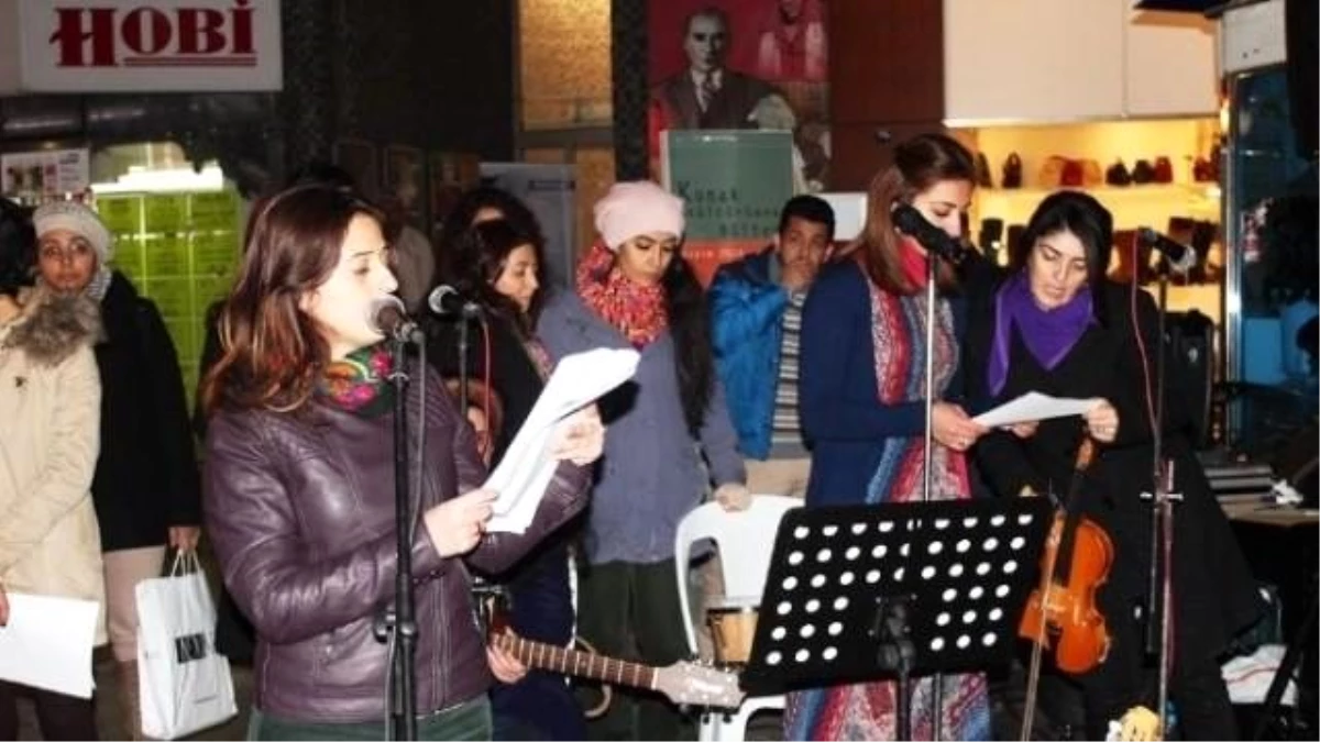 İzmir\'de Kadına Şiddete Müzikli Protesto