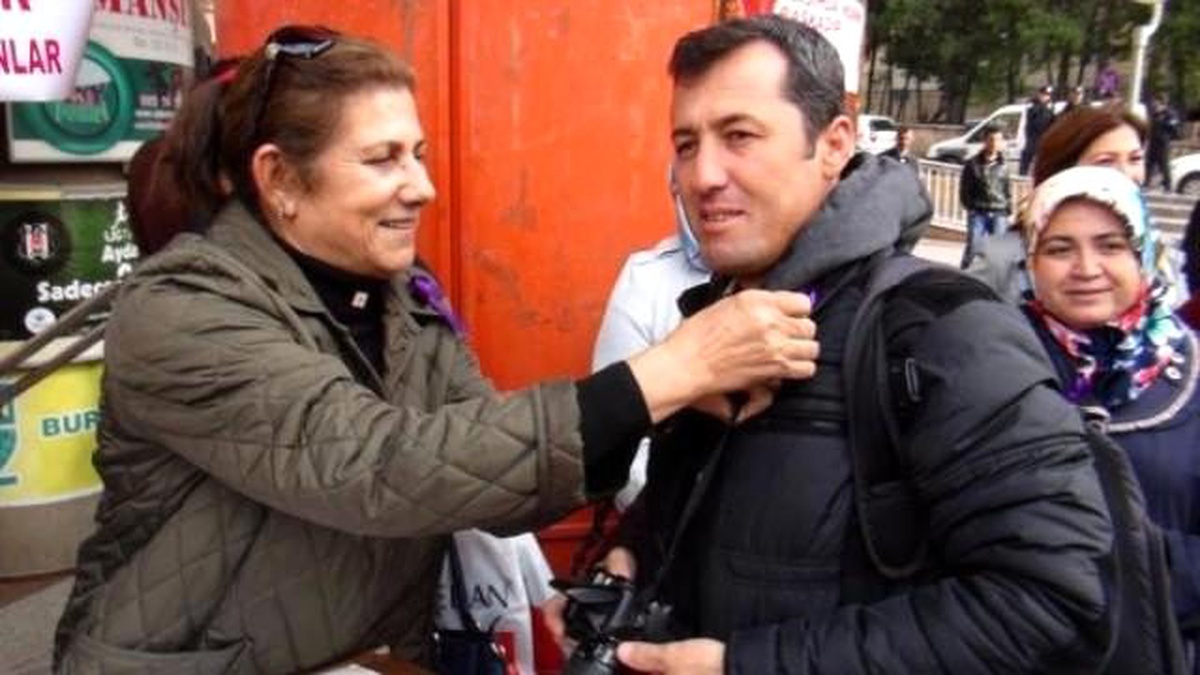 Kadınlardan Polis ve Gazetecilere Mor Kurdele