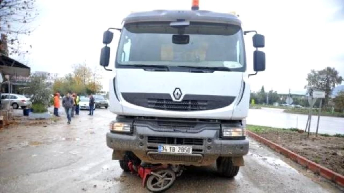 Kamyonun Altında Sürüklenen Motosikletli Ağır Yaralandı