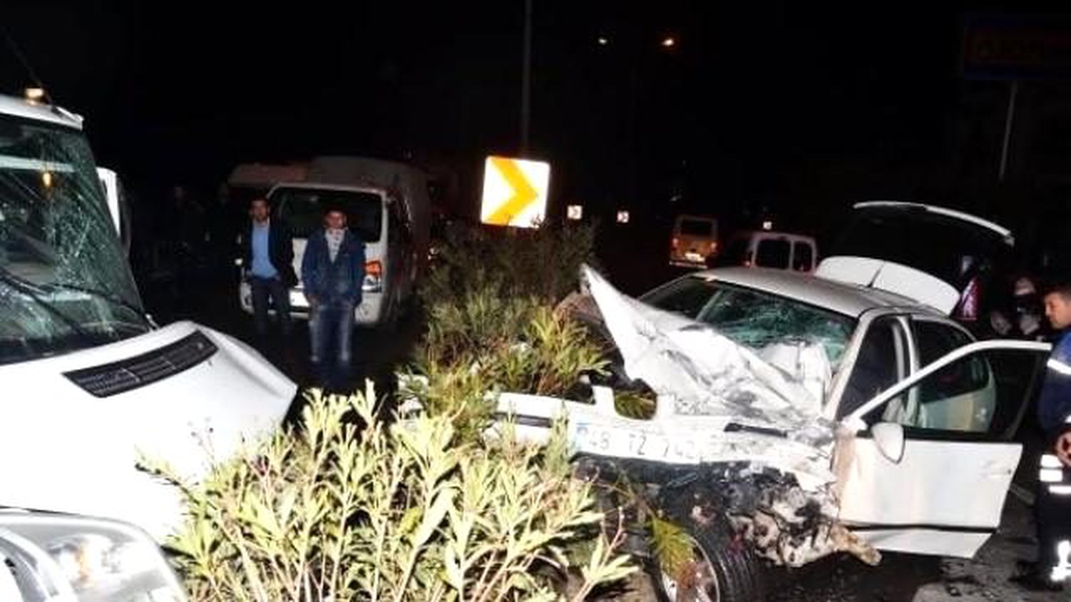 Karşı Şeride Geçen Otomobille Kamyonet Çarpıştı