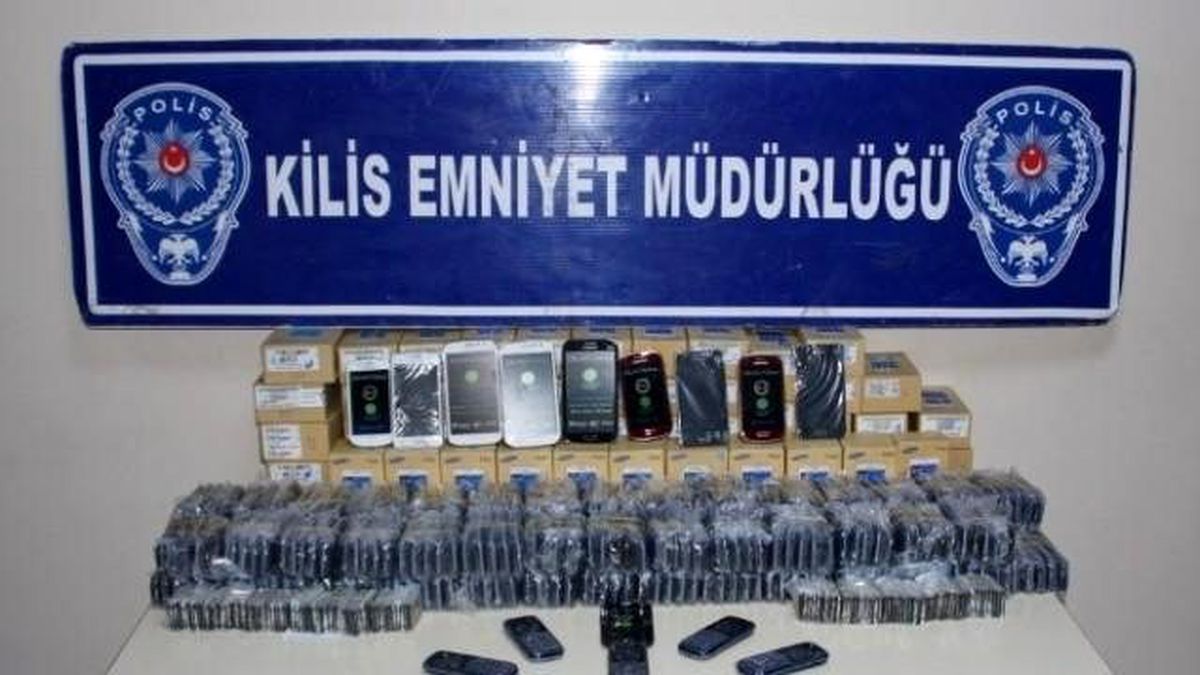 Kilis\'te, Kaçak Cep Telefonu, Batarya ile Sigara Yakalandı