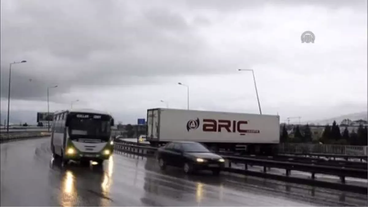 Kocaeli\'nde Dorsesi Kayan Tır Yolu Trafiğe Kapattı