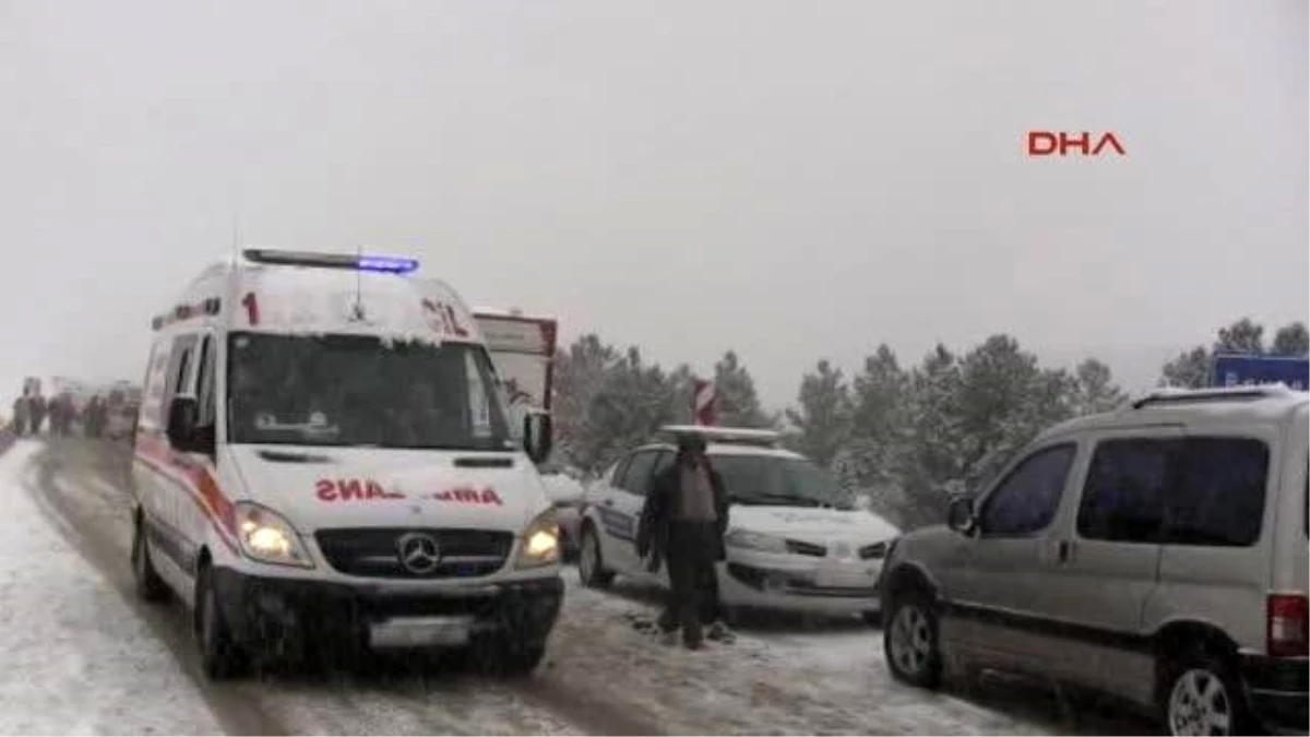 Konya\'da Midibüs, Kamyon\'a Çarptı: 20 Yaralı
