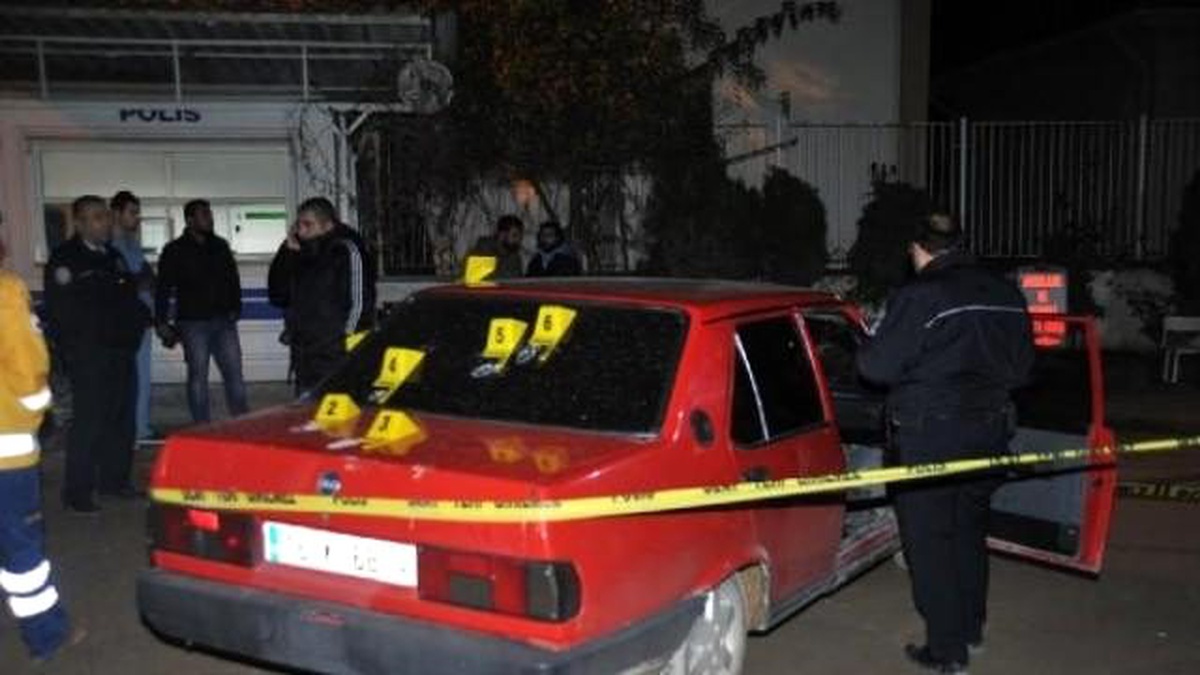 Kurşun Yağmuruna Tutulan Otomobilleriyle Hastaneye Geldiler