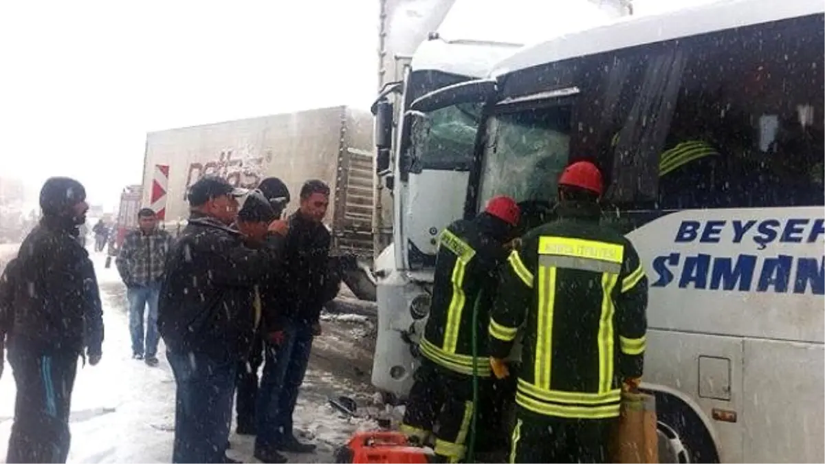 Konya\'da Midibüsle Kamyon Çarpıştı: 19 Yaralı