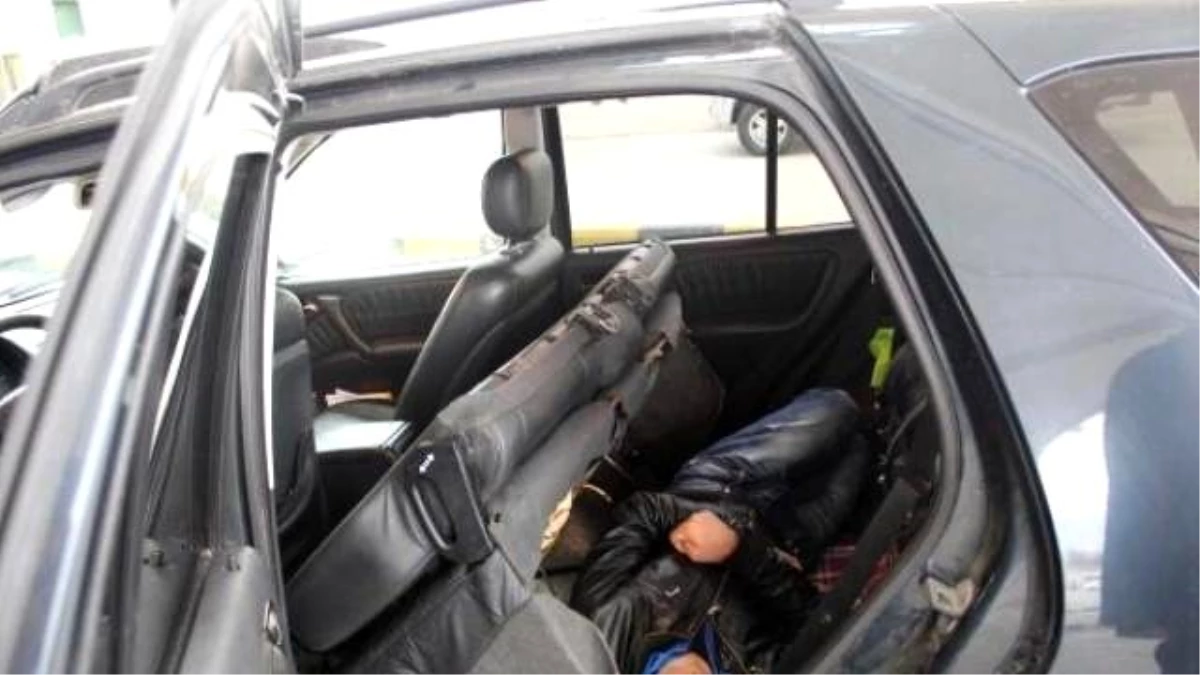Otomobilin Arka Koltuğunun Altından Suriyeli Kaçak Çıktı