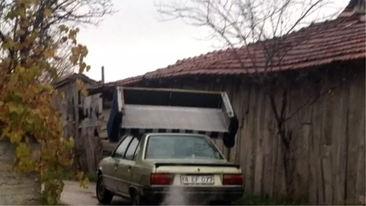 Otomobilin Üzerinde Çekyat Taşıdı