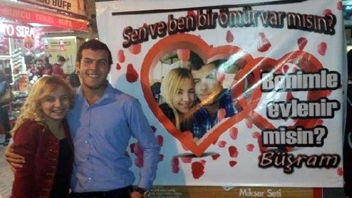 İskenderun\'da Romantik Aşıktan, Sevgilisine Sürpriz Evlenme Teklifi