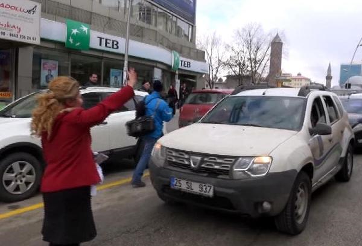 Erzurum\'da Araçları Durdurup, Kadına Şiddete Dikkat Çekti