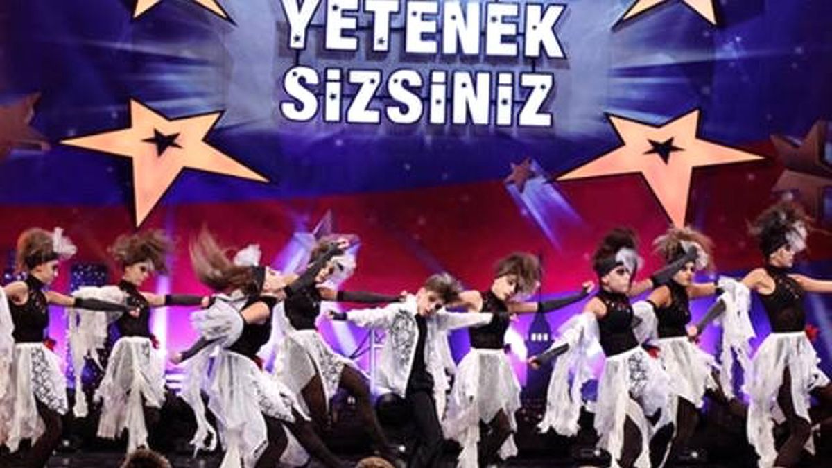 Assorti Dans\'ın Dans Gösterisi