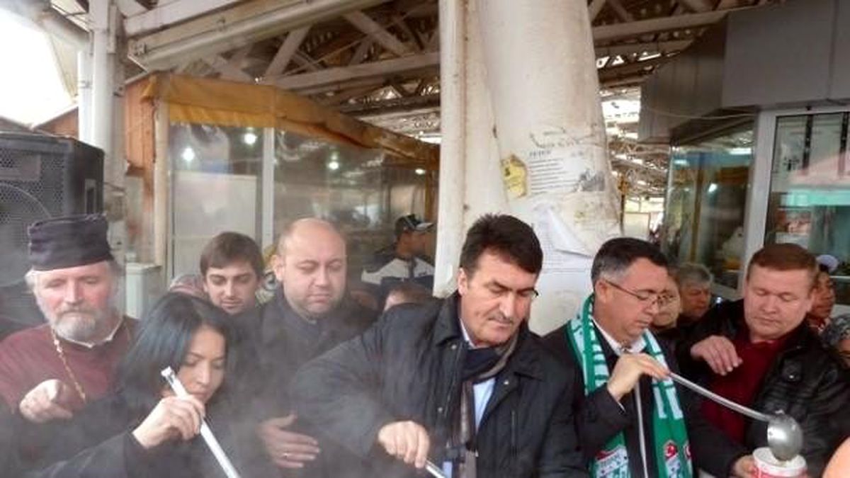 Başkan Dündar, Papazla Birlikte Aşure Dağıttı