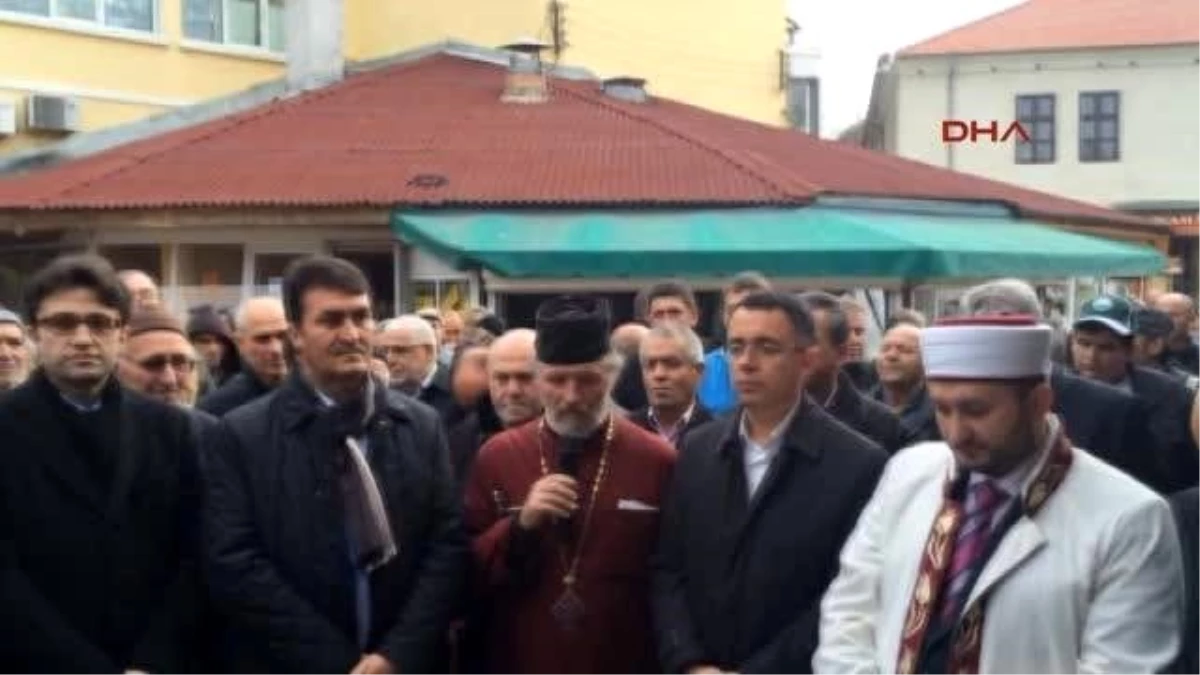 Bulgaristan\'da Papaz ve Müftü ile Aşure Dağıttılar