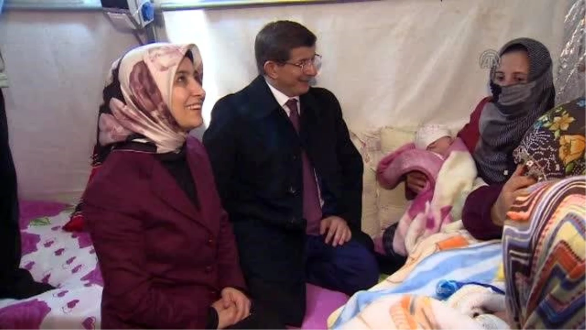 Davutoğlu, Suriyeli Kürtler\'in Kaldığı Kampı Ziyaret Etti (2)