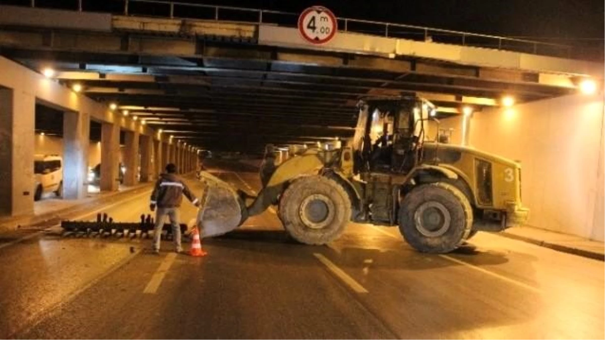 Konak\'ta Ehliyetsiz Kamyon Sürücüsü Faciaya Davetiye Çıkardı