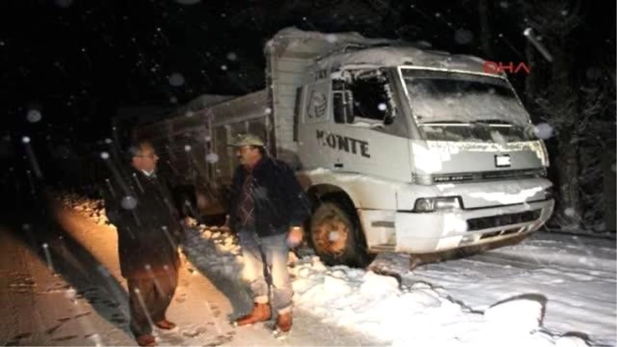Erdemli\'de Kar Nedeniyle 20 Tır Yolda Mahsur Kaldı