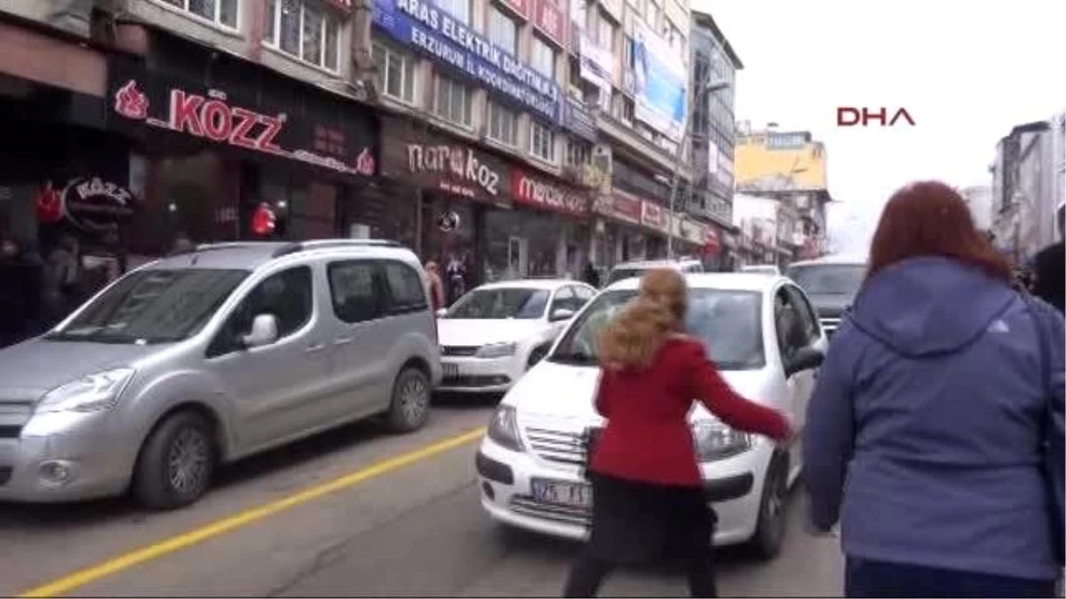 Erzurum Kadına Şiddete Tepki İçin Trafiğe Çıkıp Araçları Durdurdu
