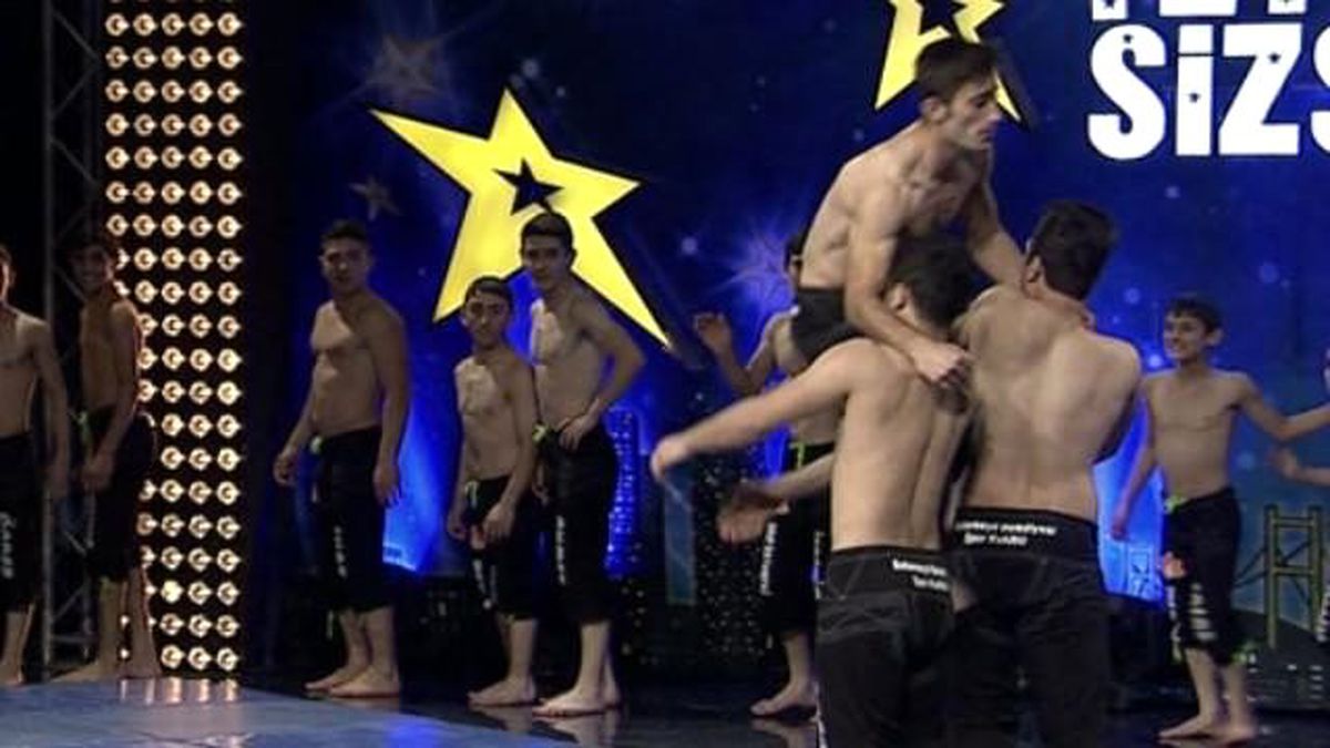 Grup Sultanbeyli\'nin Akrobasi Performansı