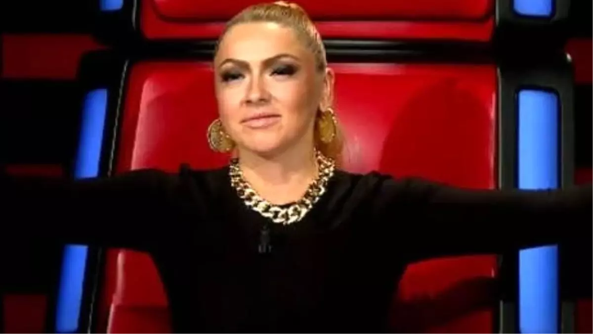 Hadise Kollarını Onun İçin Açtı