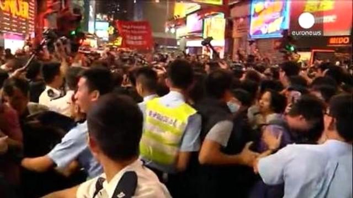 Hong Kong\'da Öğrenciler ile Polis Yine Çatıştı