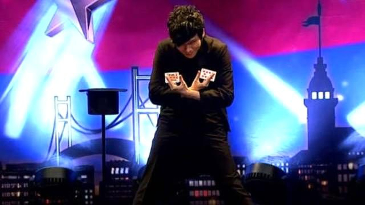 Hyuonjoon Kim\'in İllüzyon Gösterisi