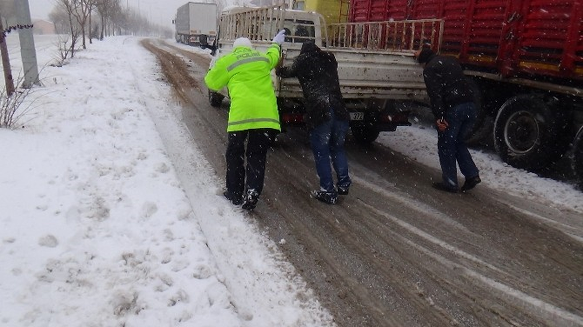 Kar Yozgat\'ta Tırlara Geçit Vermedi