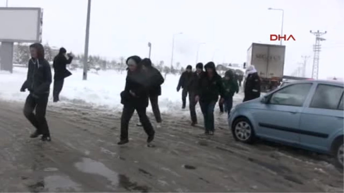 Konya\'da Kar Hayatı Felç Etti, Yüzlerce Araç Mahsur Kaldı