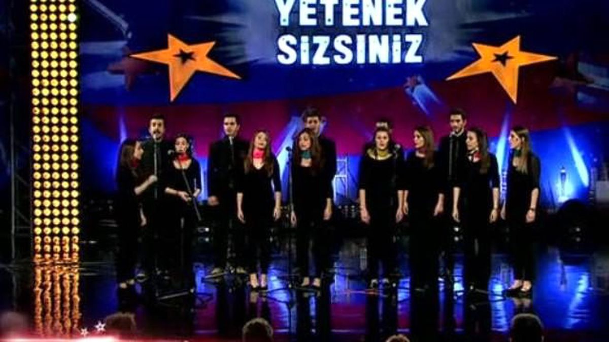 Koro Adrianopoli\'nin Şarkı Performansı