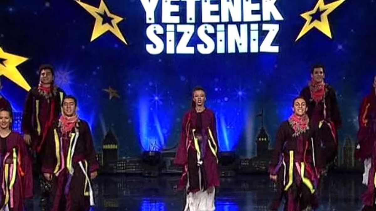 Özgün Halk Dansları\'nın Dans Gösterisi