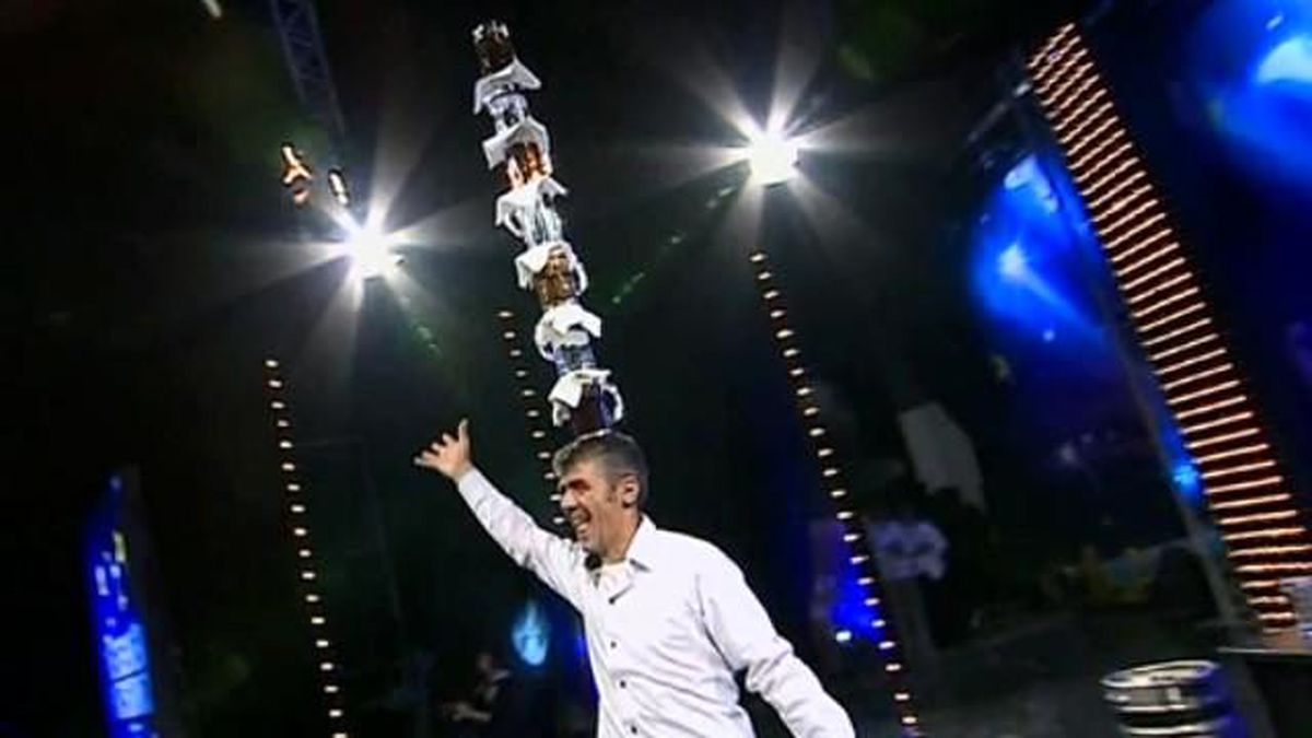 Samir Demirel\'in Akrobatik Barmen Performansı
