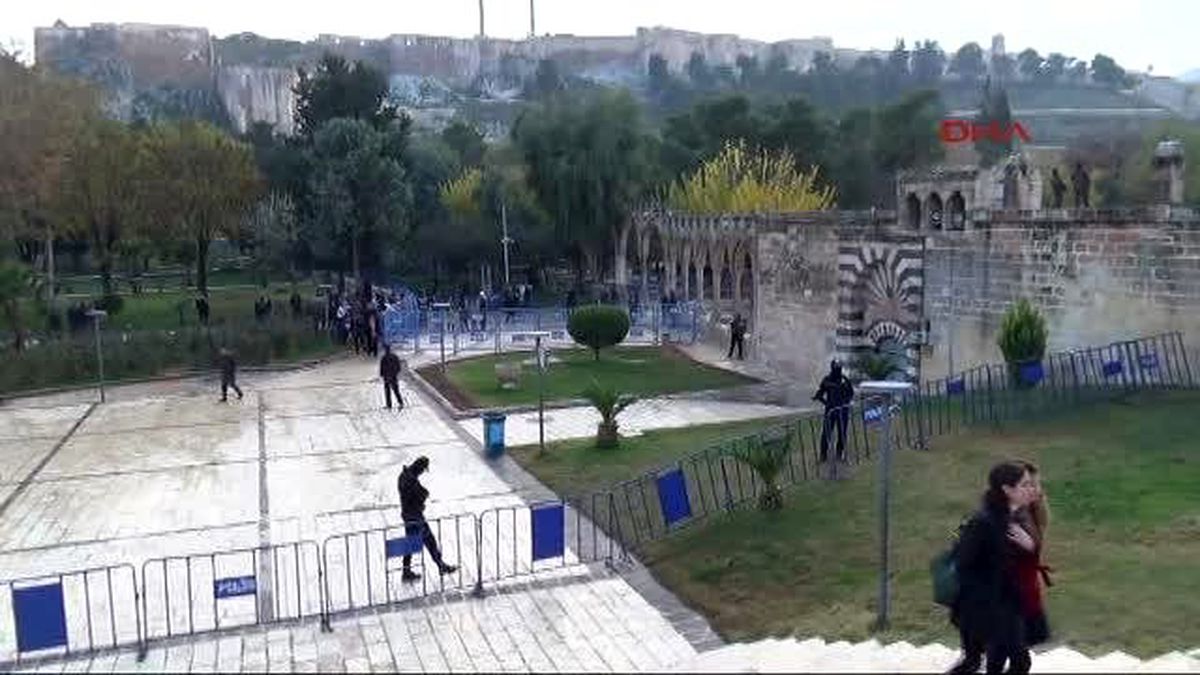 Şanlıurfa Sare Davutoğlu Balıklıgöl\'ü Gezdi