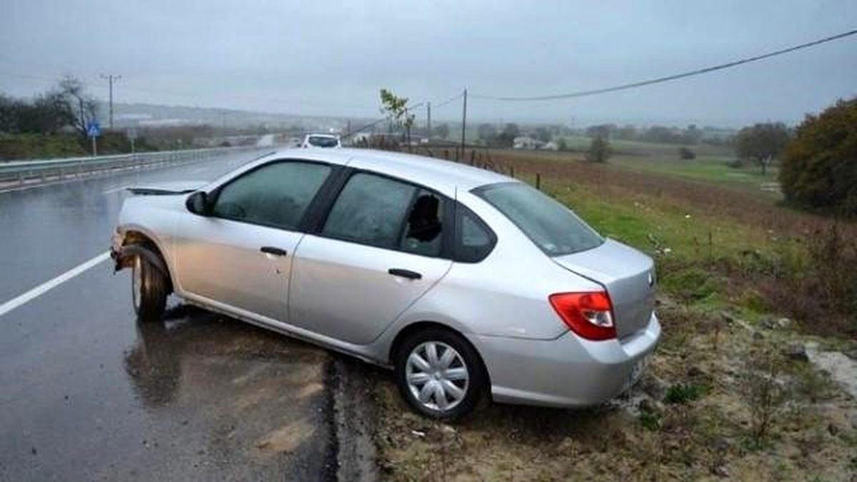 Seyir Halindeyken Kaputu Açılan Otomobil Takla Attı: 3 Yaralı