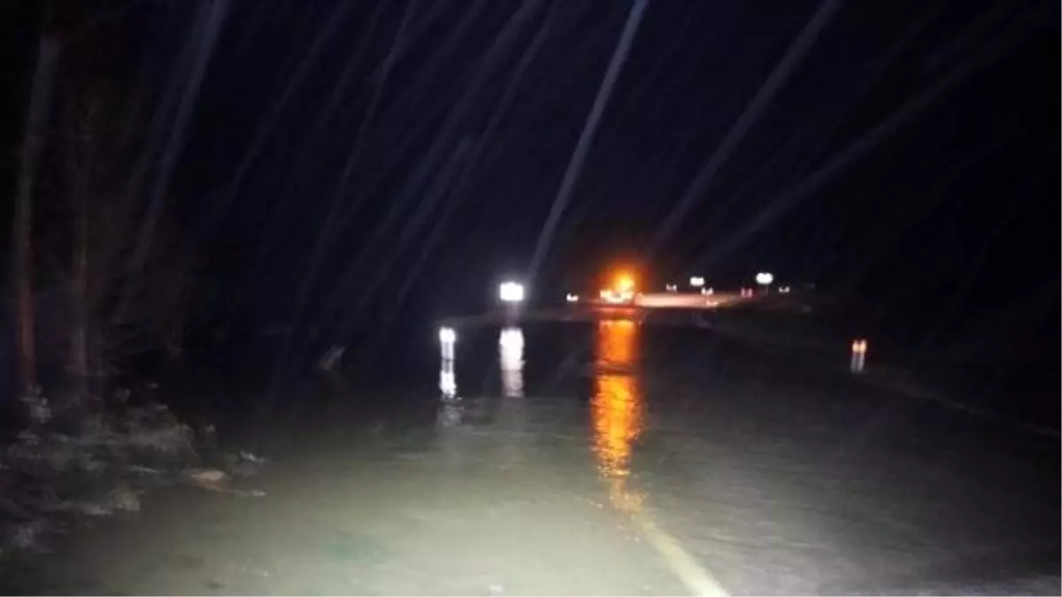 Sinop'ta Sağanak Yağış Yol Kapattı