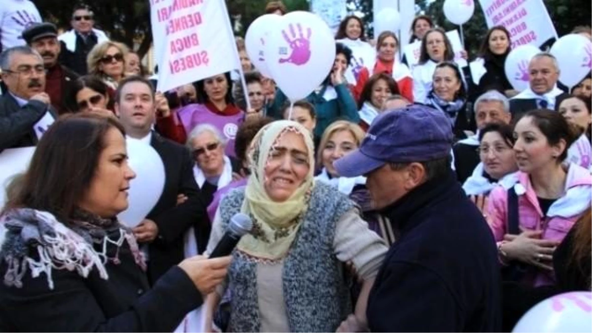 Tiyatro Gösterisini Gerçek Sandı, Oyuncunun Üzerine Yürüdü