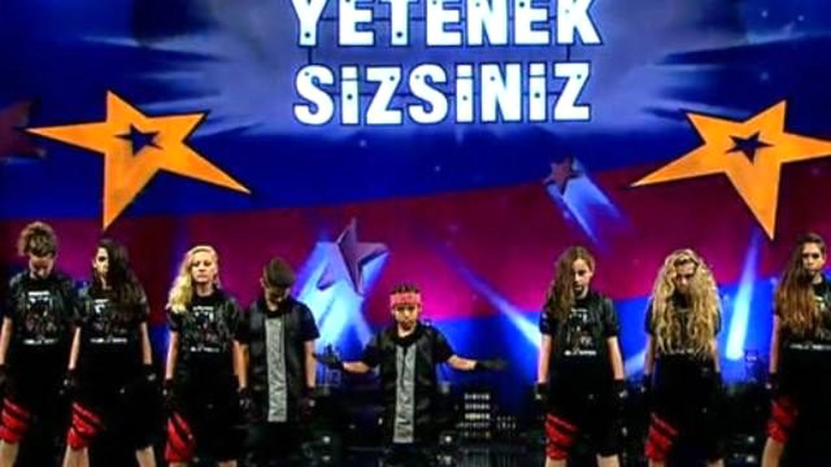 Tokyo Minikler\'in Dans Gösterisi