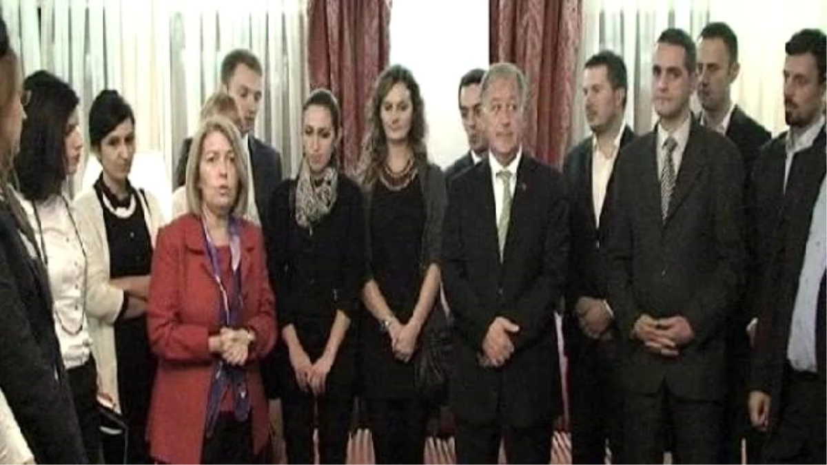 Türkiye\'nin Kosova Büyükelçisi Ozan, Türkiye\'den Mezun Gençlerle Bir Araya Geldi