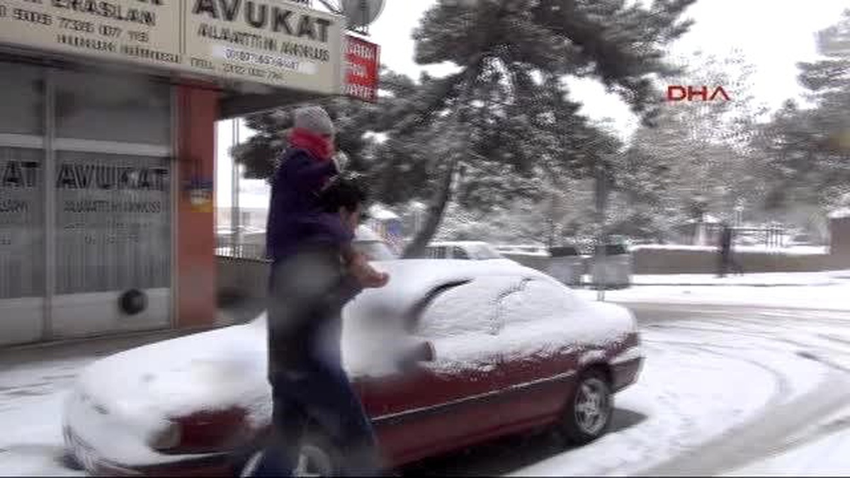 Yozgat\'ta Kar Yağışı Sürücüleri Hazırlıksız Yakaladı