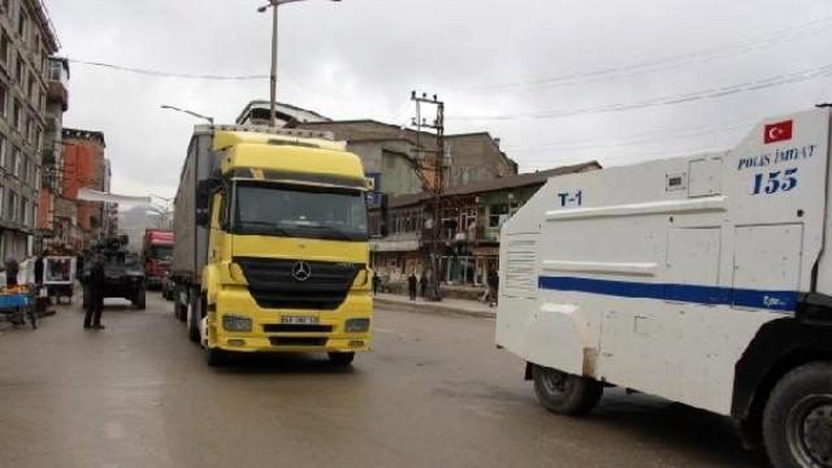 Göstericiler Yüksekova\'da Polise Taşla Saldırdı