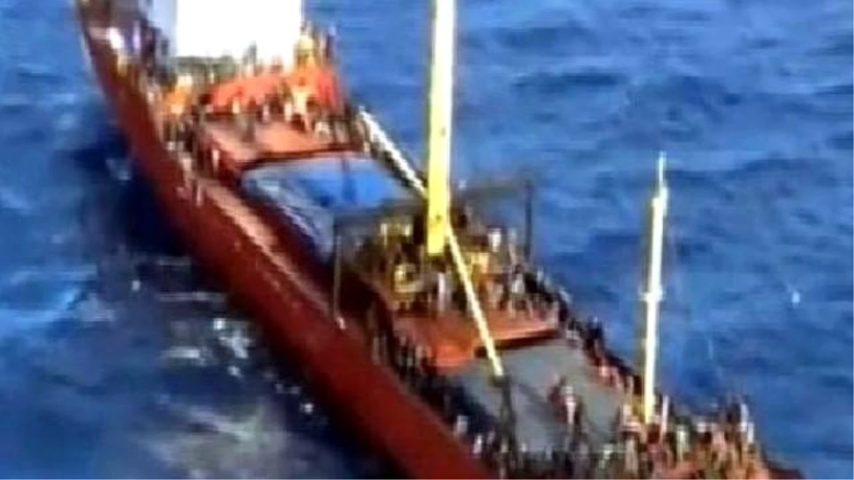 Yunanistan\'da 700 Kaçak Bulunan Gemiye Operasyon