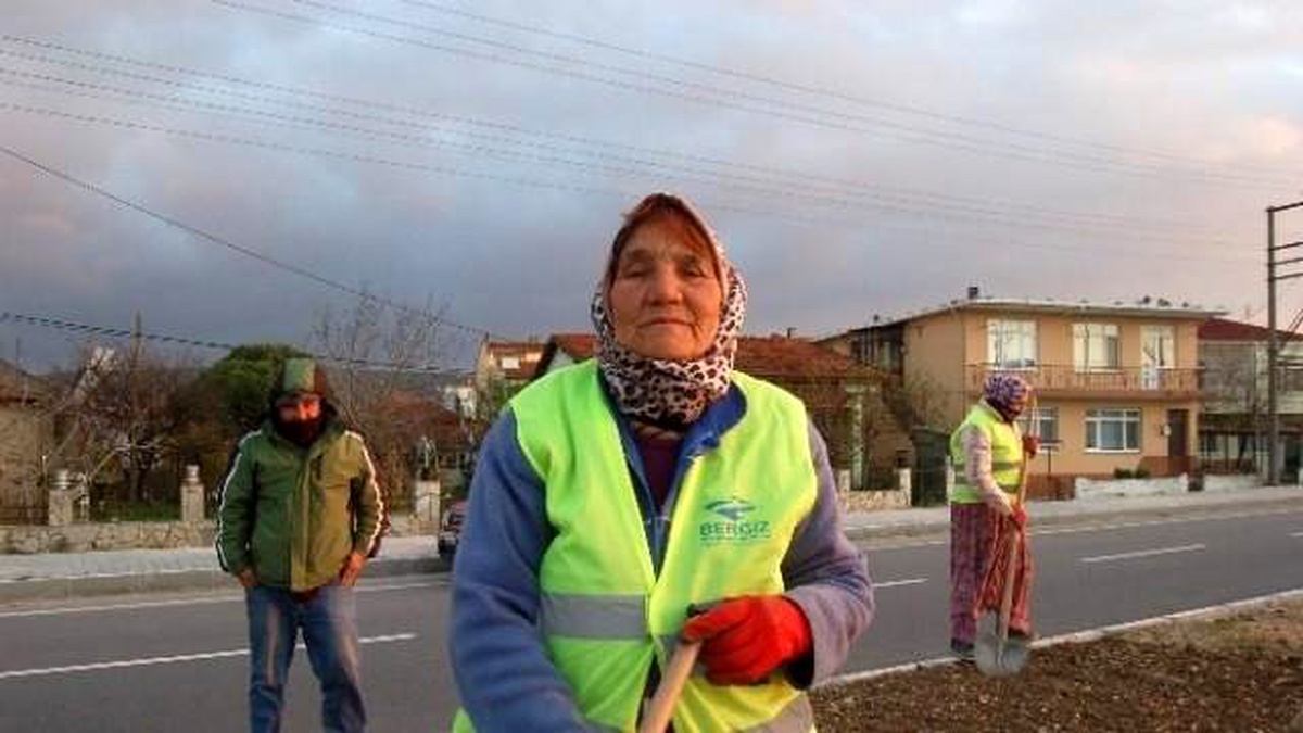 75 Yaşındaki Kadın Yol Düzenlemesinde Çalışıyor