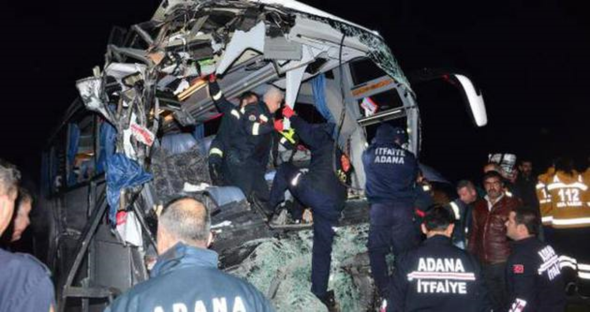 Adana\'da Tır ile Yolcu Otobüsünün Çarpışması