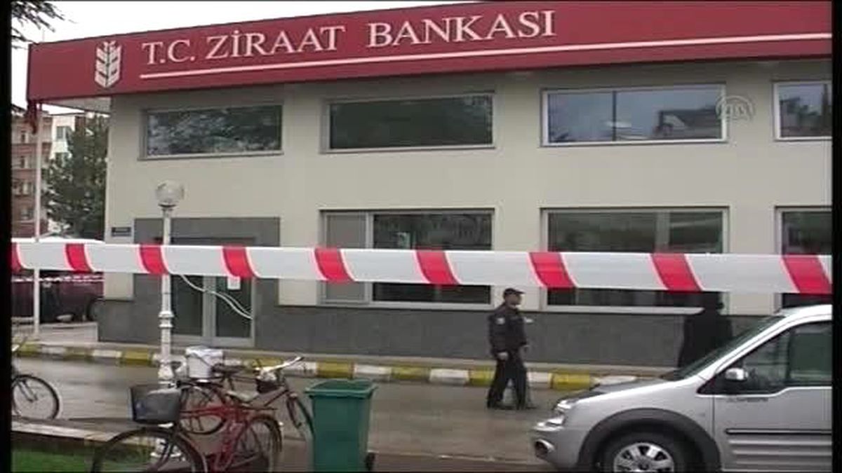 Banka Şubesindeki Şüpheli Çantadan Kıyafet Çıktı