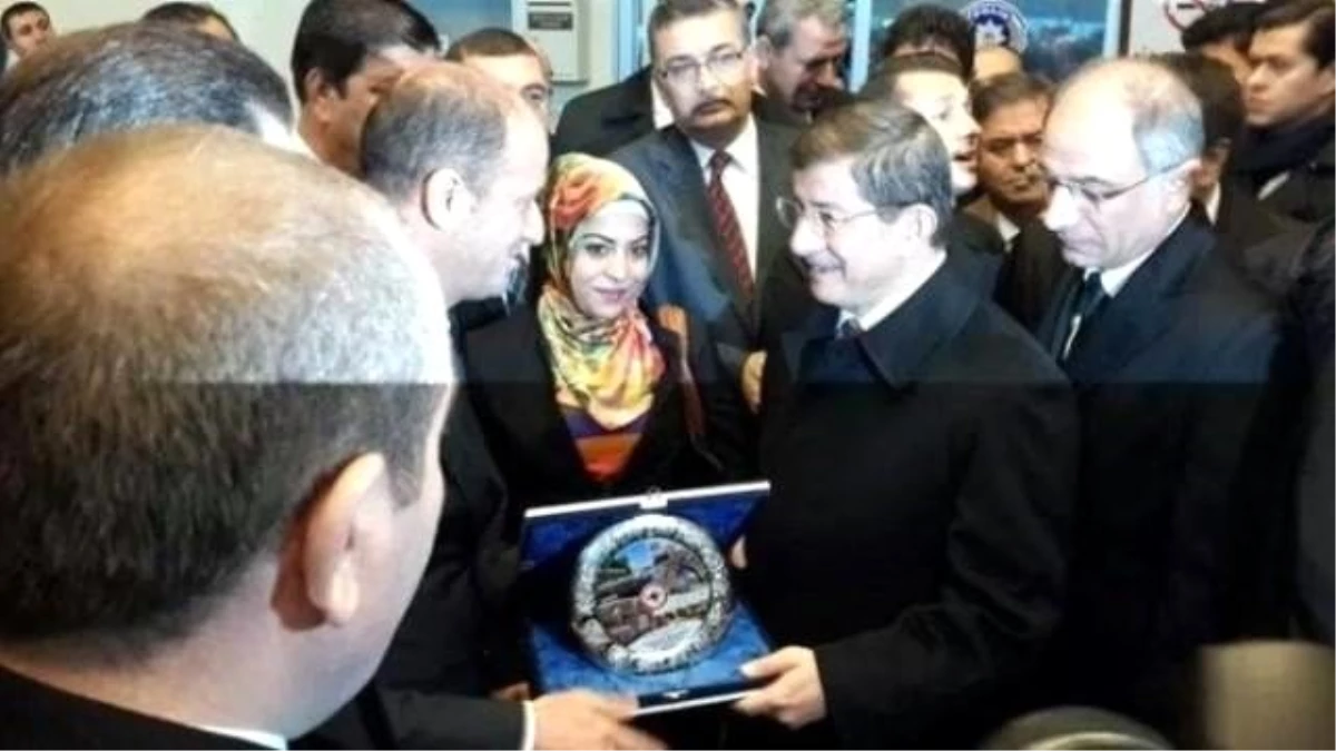 Başkan Yavuz\'dan Başbakan Davutoğlu\'na Plaket