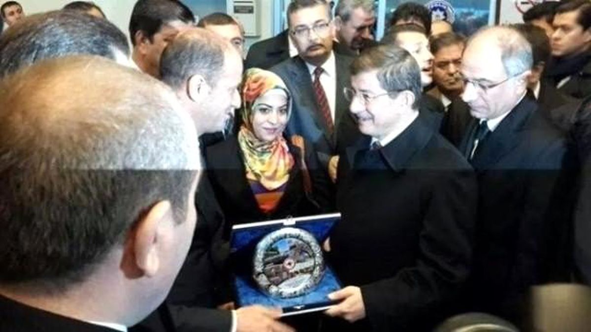 Başkan Yavuz\'dan Başbakan Davutoğlu\'na Plaket