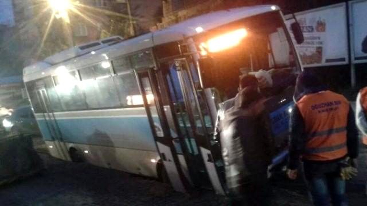 Belediyenin Açtığı Çukura Belediye Otobüsü Düştü