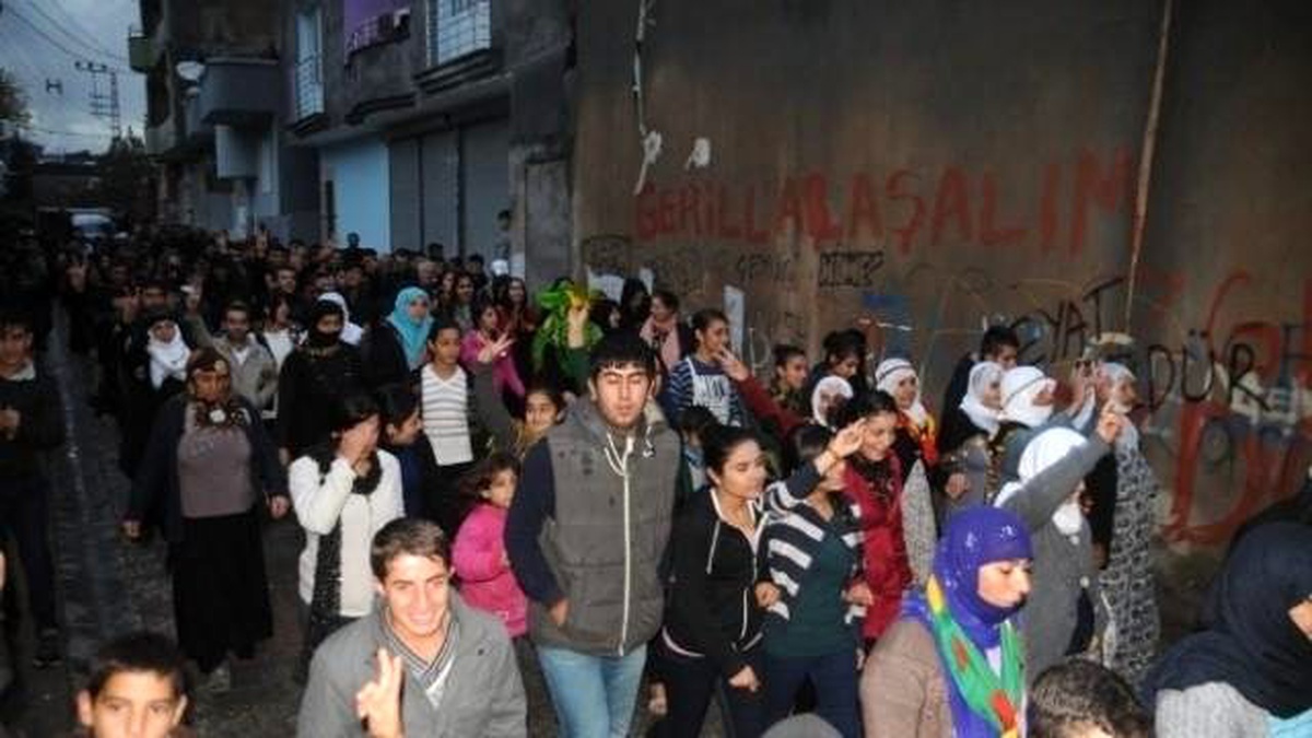 Cizre\'de İzinsiz Gösterilere Polis Müdahalesi